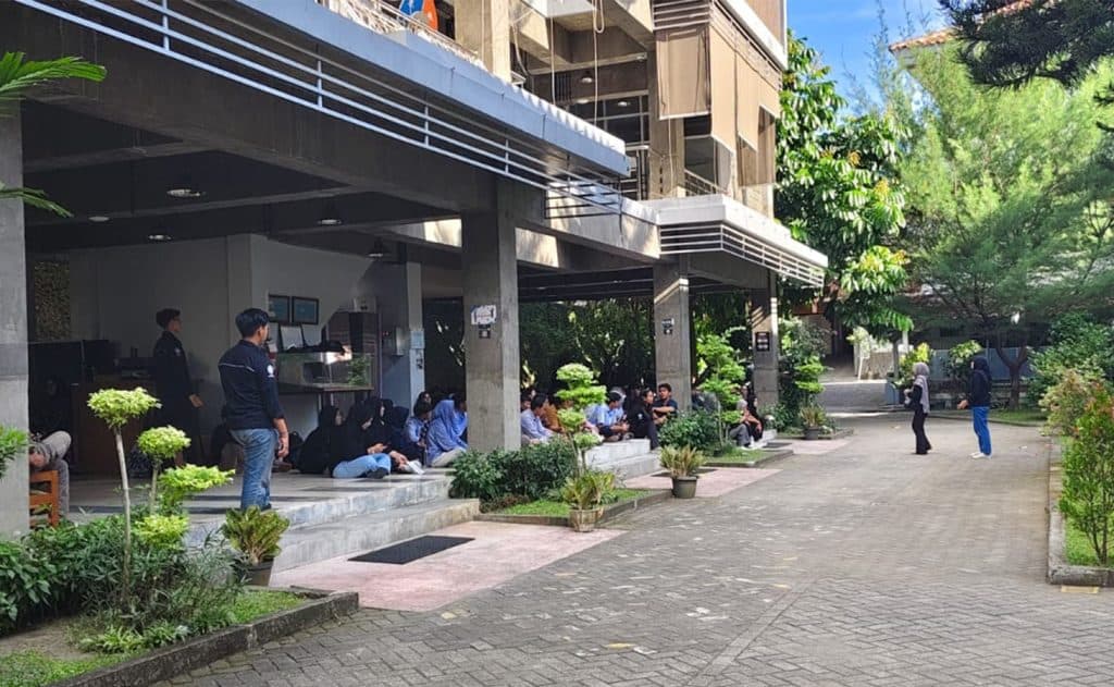 Mahasiswa berkumpul di sekitar gedung KMTSL FT UGM