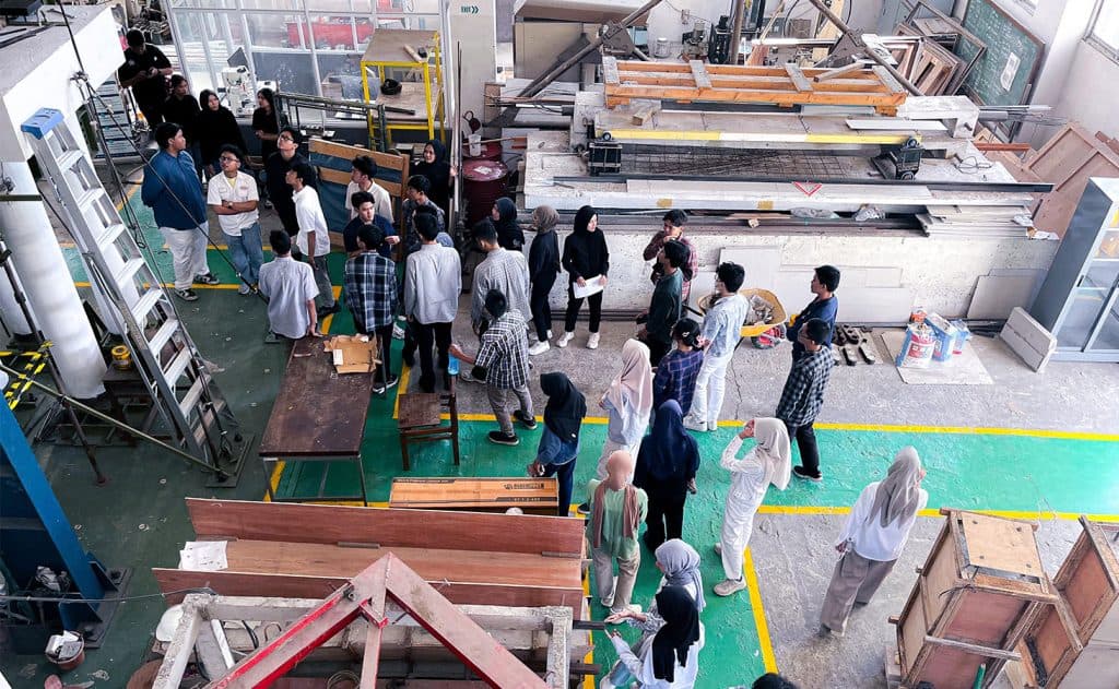 Kunjungan mahasiswa di laboratorium struktur DTSL UGM