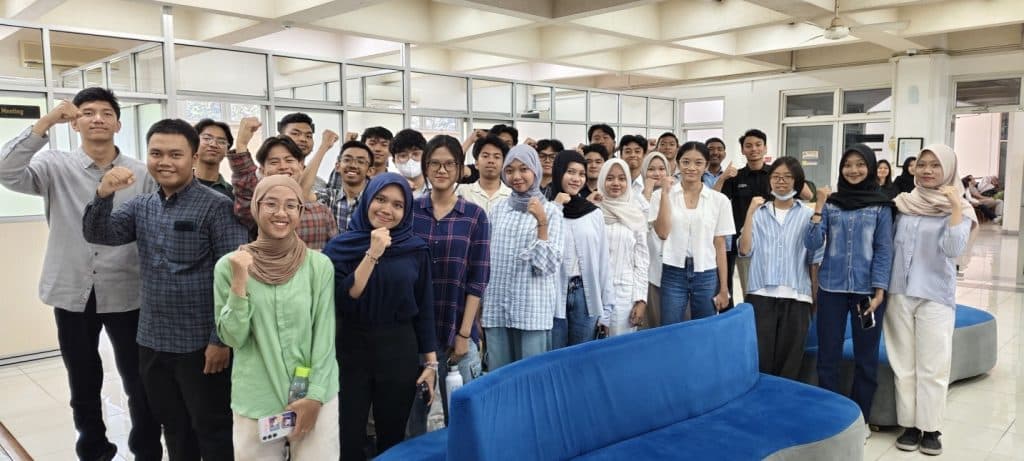 Mahasiswa DTSL UGM berfoto bersama di ruang kampus